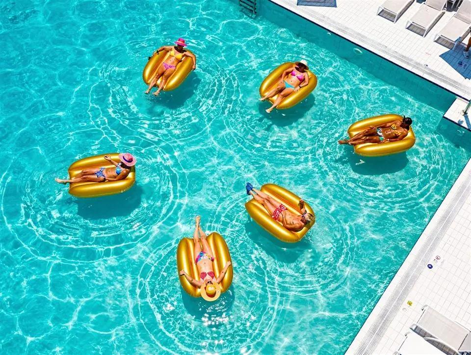 Kolam renang dari udara dengan pelampung emas